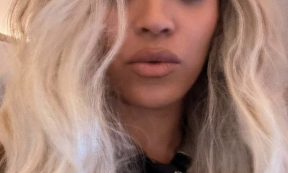 珠宝设计师拥抱都市女牛仔造型